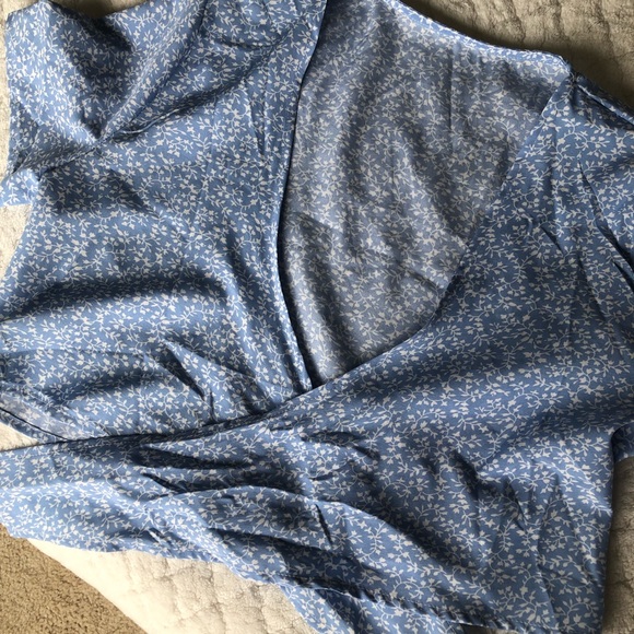 NEW cropped blue & white floral wrap top - Picture 6 of 12